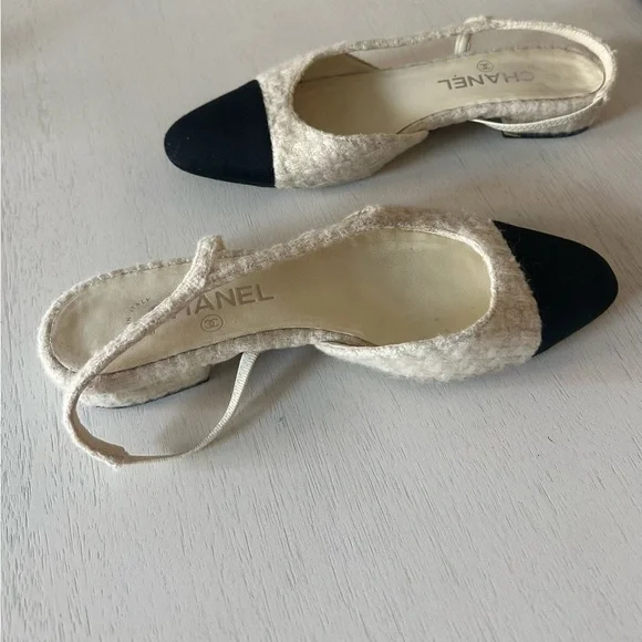 CHANEL Women's Cream and Black Flats - Picture 3 of 4